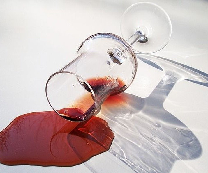 ¿Sabes cómo eliminar las manchas de vino tinto?